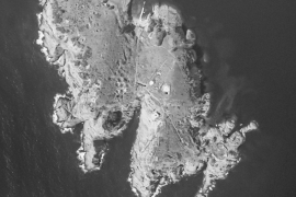 Vue aérienne de l'Ile Verte montrant les impacts du bombardement